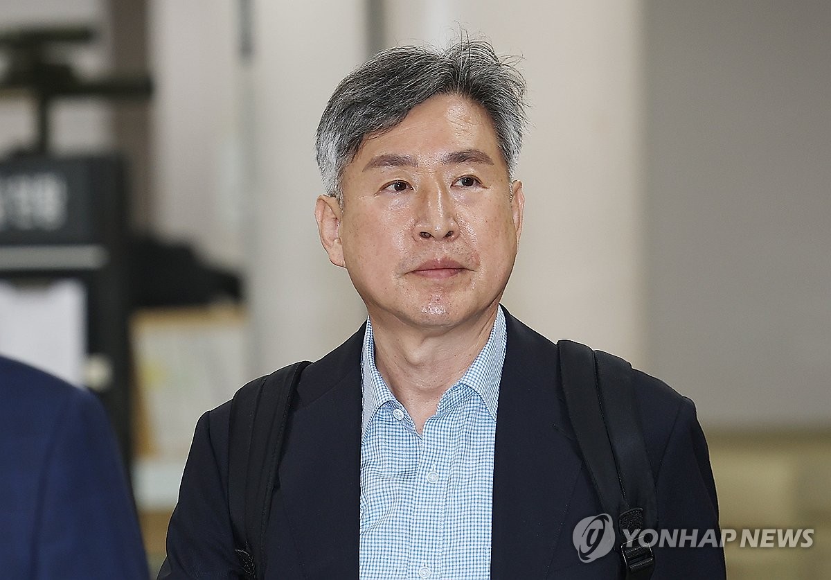 ▲계엄에 해양경찰청을 가담시키려 한 의혹을 받는 김종욱 전 해경청장이 지난달 3일 서울 서초구 서울중앙지방법원에서 열린 구속 전 피의자 심문(영장실질심사)에 출석하고 있다. (연합뉴스)
