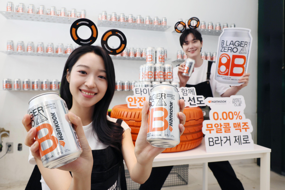 ▲한국타이어앤테크놀로지(한국타이어)가 12일 서울 마포구 아티스트보틀클럽에서 알코올 함량 0.00%의 무알콜 맥주 ‘B라거 제로(B Lager Zero)’출시행사를 갖고 있다. 한국타이어와 아티스트보틀클럽이 협업한 B라거 제로는 제조단게에서부터 알코올이 생성되지 않도록 만든 무알콜 맥주다. 일상은 물론 여름 휴가나 캠핑, 스포츠 관람 등과 같은 여가활동 중에도 시원함을 부담 없이 즐길 수 있도록 맥주의 풍미와 청량감을 극대화한 것이 특징이다. 신태현 기자 holjjak@