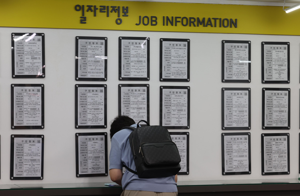 ▲12일 국가데이터처가 발표한 '7월 고용동향'에 따르면 15세 이상 취업자는 2913만6000명으로, 1년 전보다 10만8000명 증가했지만 15∼29세 청년층 실업률은 1.3% 오른 6.8%를 기록, 지난 2021년 1월 이후 5년 6개월 만에 가장 큰 폭으로 상승하며 청년층 고용 한파가 계속되고 있다. 이날 서울 마포구 서울서부고용복지플러스센터에서 구직자들이 서류를 작성하고 있다. 신태현 기자 holjjak@