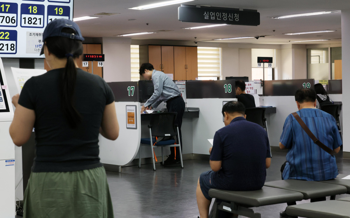 ▲12일 국가데이터처가 발표한 '7월 고용동향'에 따르면 15세 이상 취업자는 2913만6000명으로, 1년 전보다 10만8000명 증가했지만 15∼29세 청년층 실업률은 1.3% 오른 6.8%를 기록, 지난 2021년 1월 이후 5년 6개월 만에 가장 큰 폭으로 상승하며 청년층 고용 한파가 계속되고 있다. 이날 서울 마포구 서울서부고용복지플러스센터에서 구직자들이 상담을 받고 있다. 신태현 기자 holjjak@