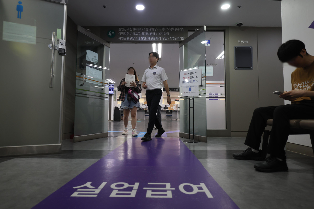 ▲12일 국가데이터처가 발표한 '7월 고용동향'에 따르면 15세 이상 취업자는 2913만6000명으로, 1년 전보다 10만8000명 증가했지만 15∼29세 청년층 실업률은 1.3% 오른 6.8%를 기록, 지난 2021년 1월 이후 5년 6개월 만에 가장 큰 폭으로 상승하며 청년층 고용 한파가 계속되고 있다. 이날 서울 마포구 서울서부고용복지플러스센터에서 구직자들이 발걸음을 옮기고 있다. 신태현 기자 holjjak@