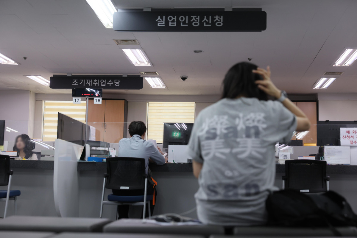 ▲12일 국가데이터처가 발표한 '7월 고용동향'에 따르면 15세 이상 취업자는 2913만6000명으로, 1년 전보다 10만8000명 증가했지만 15∼29세 청년층 실업률은 1.3% 오른 6.8%를 기록, 지난 2021년 1월 이후 5년 6개월 만에 가장 큰 폭으로 상승하며 청년층 고용 한파가 계속되고 있다. 이날 서울 마포구 서울서부고용복지플러스센터에서 구직자들이 상담을 받고 있다. 신태현 기자 holjjak@