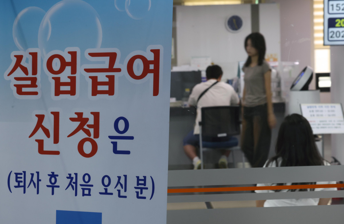 ▲12일 국가데이터처가 발표한 '7월 고용동향'에 따르면 15세 이상 취업자는 2913만6000명으로, 1년 전보다 10만8000명 증가했지만 15∼29세 청년층 실업률은 1.3% 오른 6.8%를 기록, 지난 2021년 1월 이후 5년 6개월 만에 가장 큰 폭으로 상승하며 청년층 고용 한파가 계속되고 있다. 이날 서울 마포구 서울서부고용복지플러스센터에서 구직자들이 상담을 받고 있다. 신태현 기자 holjjak@