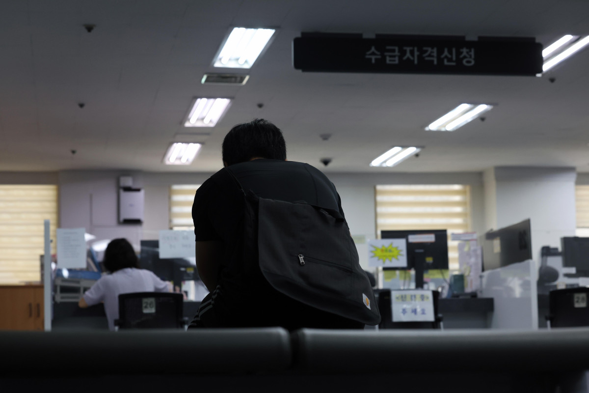 ▲12일 국가데이터처가 발표한 '7월 고용동향'에 따르면 15세 이상 취업자는 2913만6000명으로, 1년 전보다 10만8000명 증가했지만 15∼29세 청년층 실업률은 1.3% 오른 6.8%를 기록, 지난 2021년 1월 이후 5년 6개월 만에 가장 큰 폭으로 상승하며 청년층 고용 한파가 계속되고 있다. 이날 서울 마포구 서울서부고용복지플러스센터에서 구직자들이 상담을 받고 있다. 신태현 기자 holjjak@