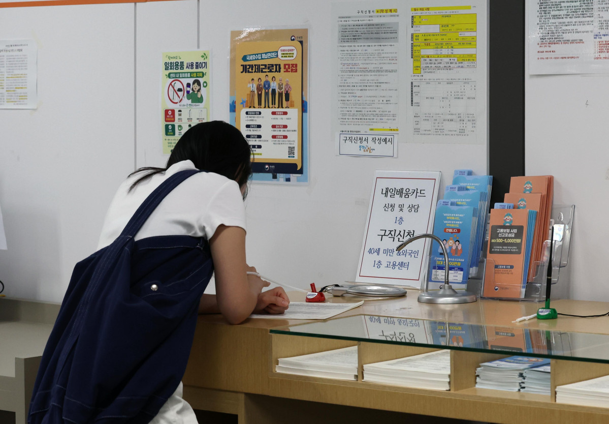 ▲12일 국가데이터처가 발표한 '7월 고용동향'에 따르면 15세 이상 취업자는 2913만6000명으로, 1년 전보다 10만8000명 증가했지만 15∼29세 청년층 실업률은 1.3% 오른 6.8%를 기록, 지난 2021년 1월 이후 5년 6개월 만에 가장 큰 폭으로 상승하며 청년층 고용 한파가 계속되고 있다. 이날 서울 마포구 서울서부고용복지플러스센터에서 구직자들이 서류를 작성하고 있다. 신태현 기자 holjjak@