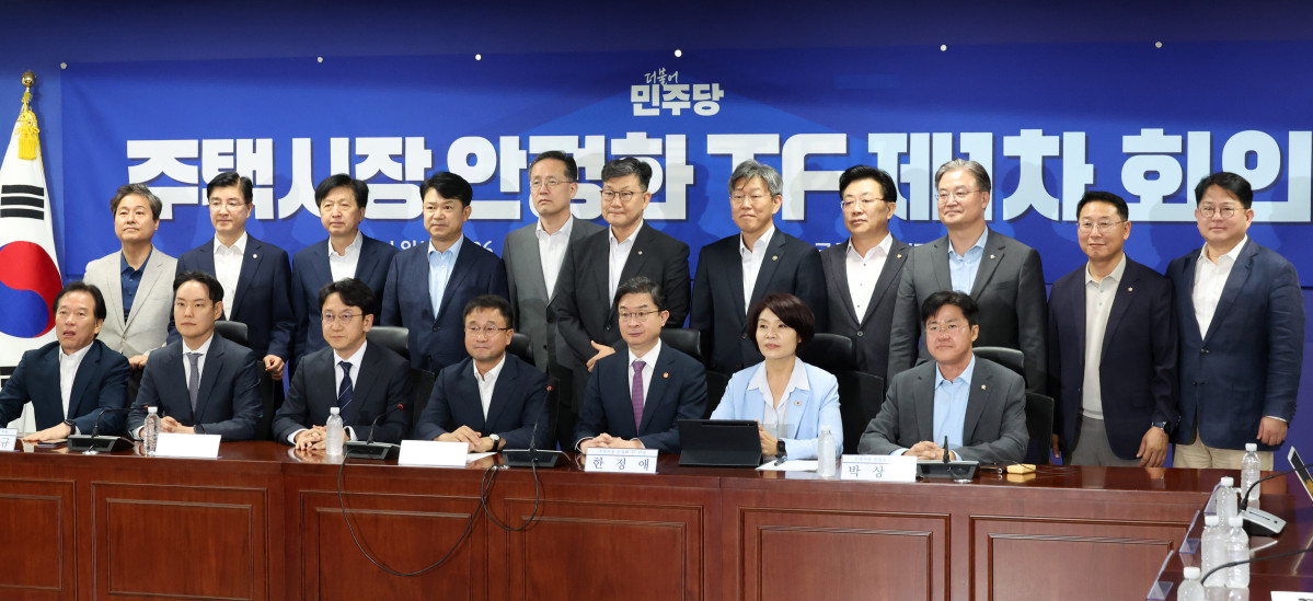 ▲한병도 더불어민주당 대표 직무대행 겸 원내대표가 12일 서울 여의도 국회 의원회관에서 열린 주택시장 안정화 TF 제1차 회의에서 한정애 정책위의장, 이억원 금융위원장, 이형일 재정경제부 1차관, 김이탁 국토교통부 제1차관 등 참석자들과 기념촬영을 하고 있다. 고이란 기자 photoeran@