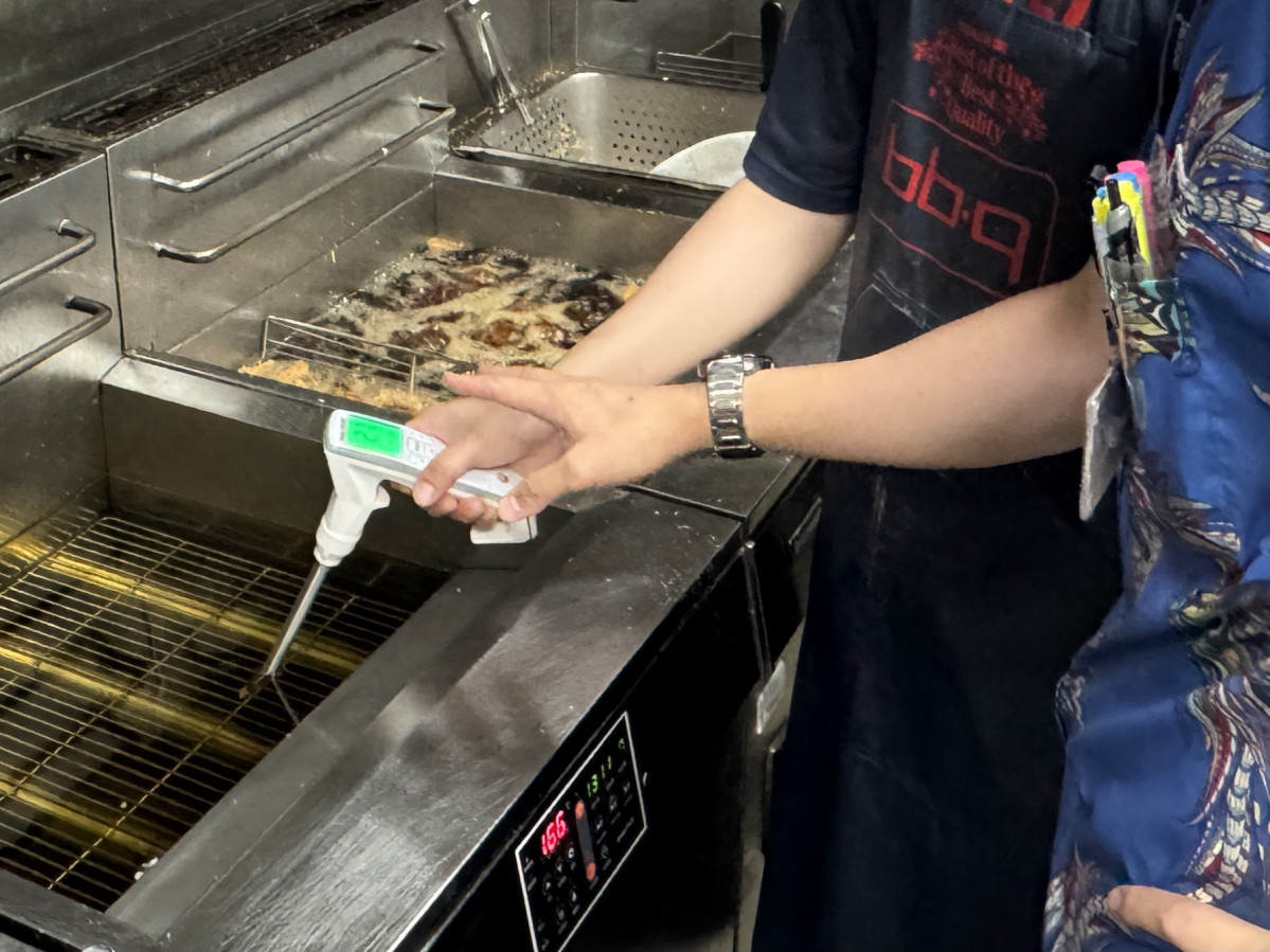 ▲BBQ가 전국 직영점에 디지털 튀김유 품질 측정기를 도입해 치킨의 맛과 품질에 중요한 영향을 미치는 튀김유의 현장 관리 체계를 고도화하는 등 고객 만족도를 지속적으로 높여 나갈 예정이다. 사진은 디지털 튀김유 품질 측정기의 측정 모습. (사진제공=BBQ)