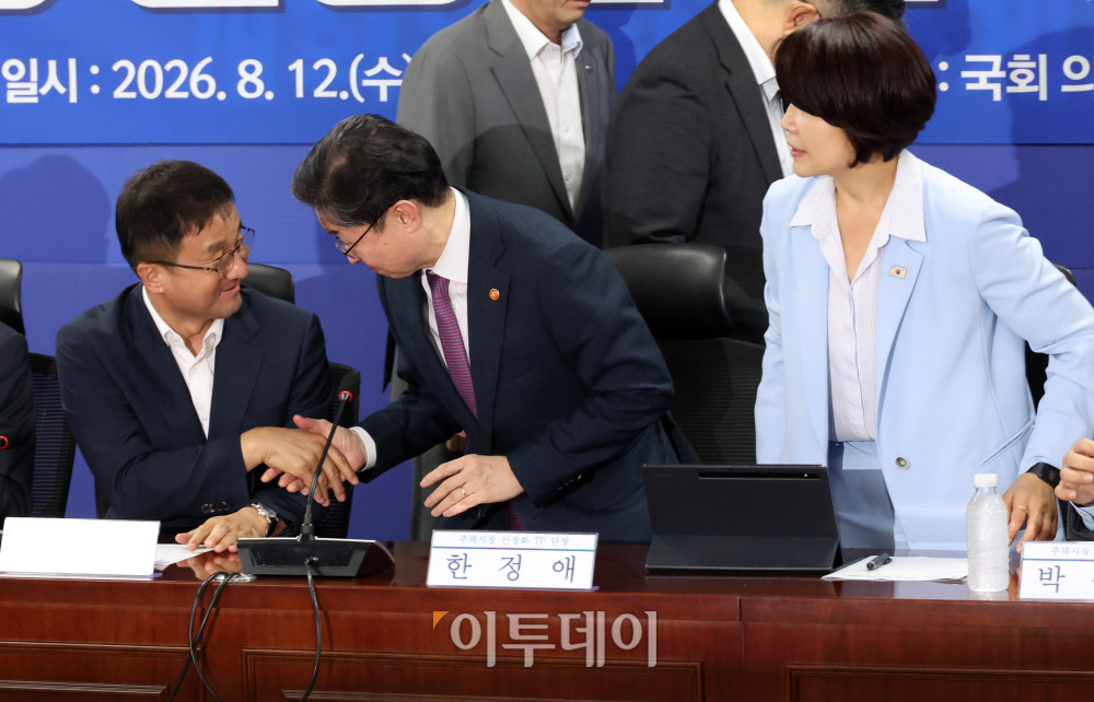 ▲한병도(왼쪽) 더불어민주당 대표 직무대행 겸 원내대표와 이억원 금융위원장이 12일 서울 여의도 국회 의원회관에서 열린 주택시장 안정화 TF 제1차 회의에서 인사를 하고 있다. 오른쪽은 한정애 정책위의장. 고이란 기자 photoeran@