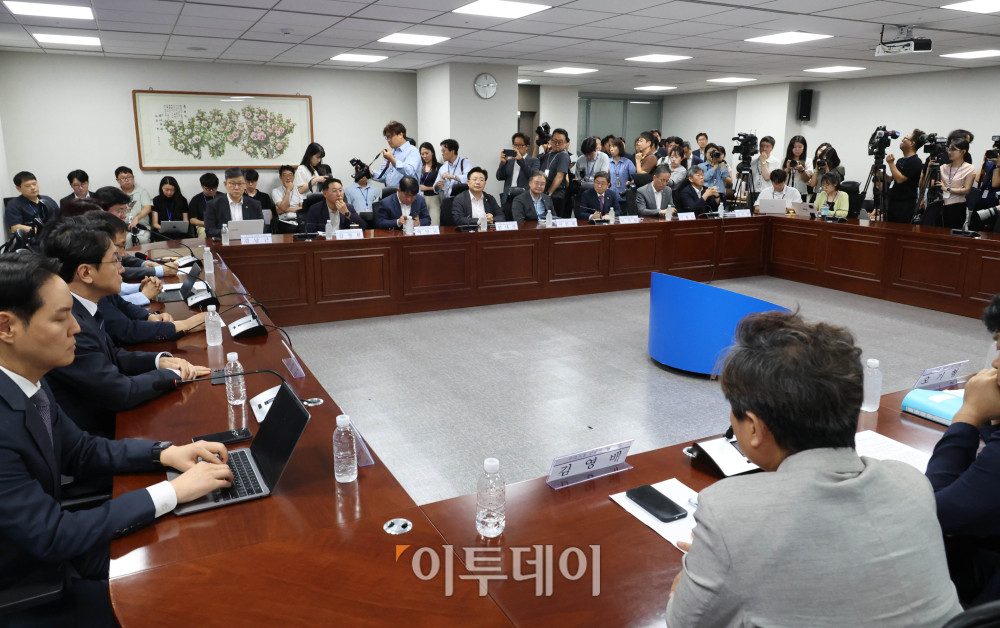 ▲한병도 더불어민주당 대표 직무대행 겸 원내대표가 12일 서울 여의도 국회 의원회관에서 열린 주택시장 안정화 TF 제1차 회의에서 발언을 하고 있다. 고이란 기자 photoeran@