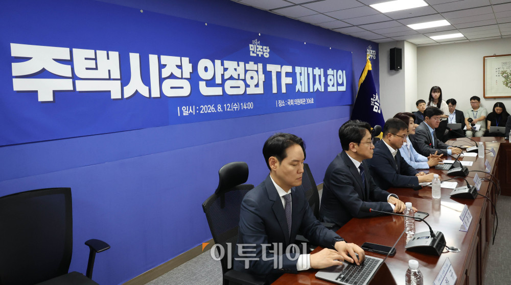 ▲한정애 더불어민주당 정책위의장이 12일 서울 여의도 국회 의원회관에서 열린 주택시장 안정화 TF 제1차 회의에서 발언을 하고 있다. 고이란 기자 photoeran@