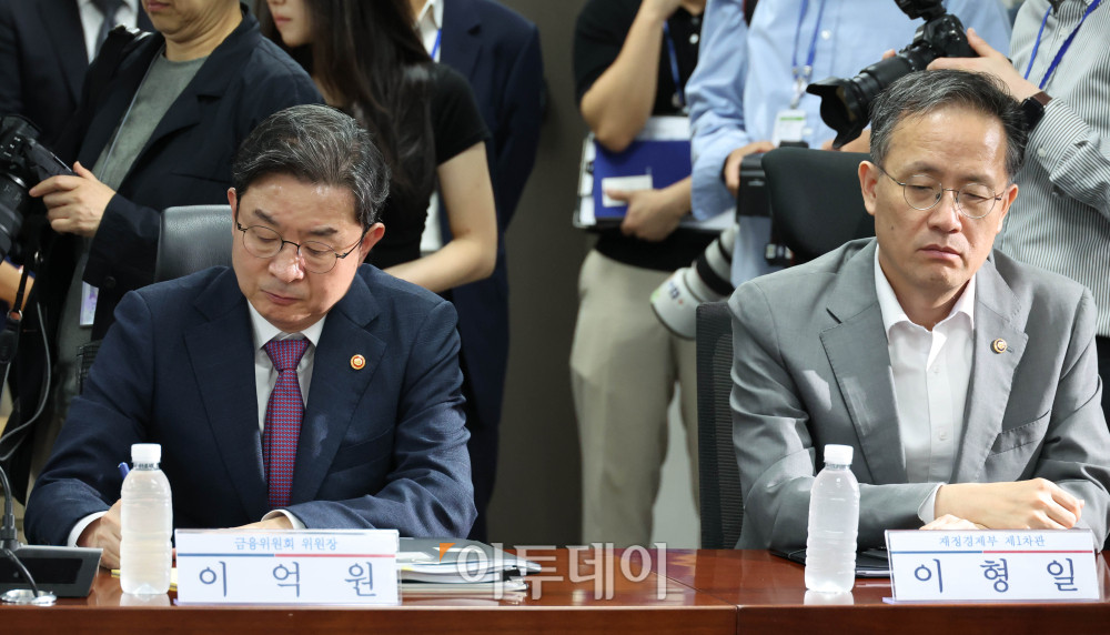 ▲이억원(왼쪽) 금융위원장과 이형일 재정경제부 1차관이 12일 서울 여의도 국회 의원회관에서 열린 더불어민주당 주택시장 안정화 TF 제1차 회의에 참석하고 있다. 고이란 기자 photoeran@
