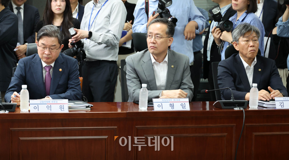 ▲이억원(왼쪽부터) 금융위원장, 이형일 재정경제부 1차관, 김이탁 국토교통부 제1차관이 12일 서울 여의도 국회 의원회관에서 열린 더불어민주당 주택시장 안정화 TF 제1차 회의에 참석하고 있다. 고이란 기자 photoeran@