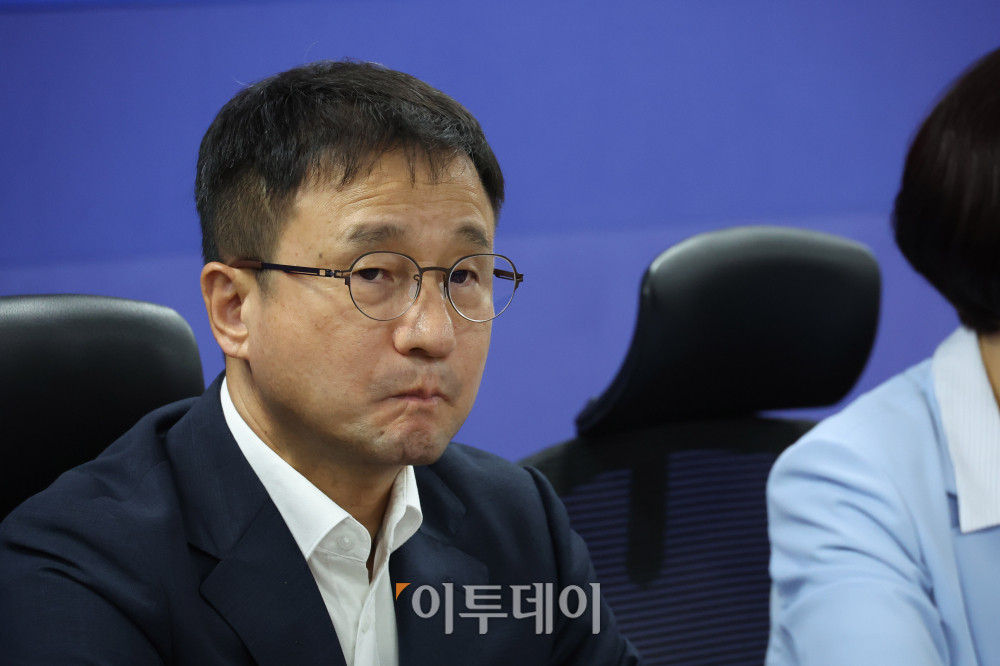▲한병도 더불어민주당 대표 직무대행 겸 원내대표가 12일 서울 여의도 국회 의원회관에서 열린 주택시장 안정화 TF 제1차 회의에 참석하고 있다. 고이란 기자 photoeran@