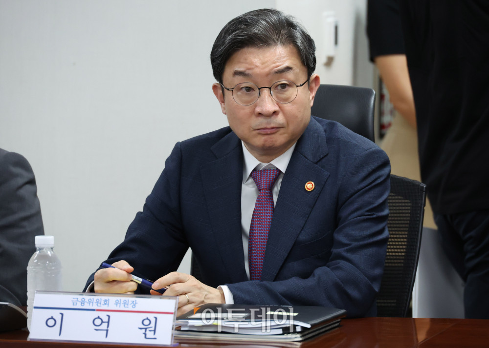 ▲이억원 금융위원장이 12일 서울 여의도 국회 의원회관에서 열린 더불어민주당 주택시장 안정화 TF 제1차 회의에 참석하고 있다. 고이란 기자 photoeran@