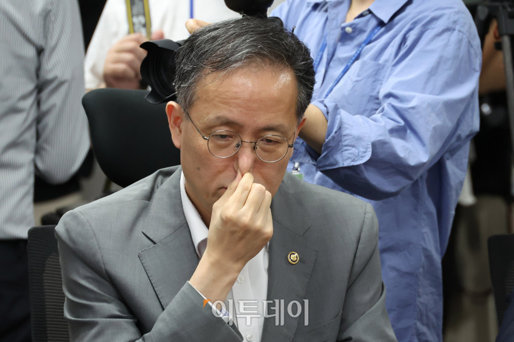 ▲이형일 재정경제부 1차관이 12일 서울 여의도 국회 의원회관에서 열린 더불어민주당 주택시장 안정화 TF 제1차 회의에 참석하고 있다. 고이란 기자 photoeran@