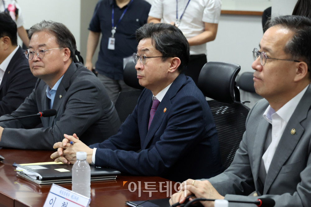 ▲이억원 금융위원장이 12일 서울 여의도 국회 의원회관에서 열린 더불어민주당 주택시장 안정화 TF 제1차 회의에 참석하고 있다. 고이란 기자 photoeran@