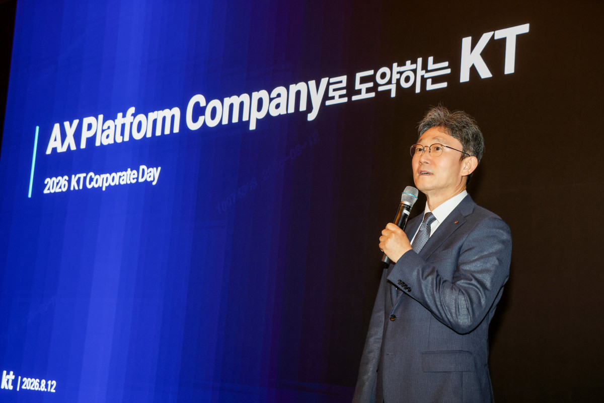 ▲KT 박윤영 대표가 ‘2026 KT 코퍼레이트 데이'에서 KT의 경영 전략과 기업가치 제고 계획을 발표하고 있다. (사진제공=KT)