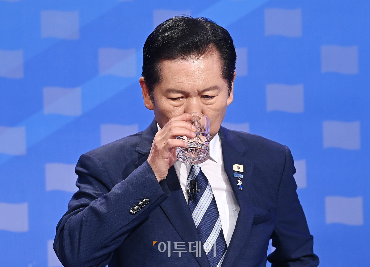 ▲정청래 더불어민주당 대표 후보가 12일 서울 양천구 SBS에서 열린 TV토론회에서 물을 마시고 있다. 국회사진기자단