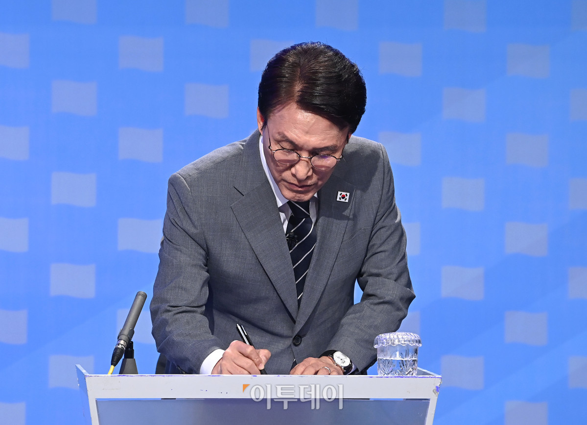 ▲김민석 더불어민주당 대표 후보가 12일 서울 양천구 SBS에서 열린 TV토론회에서 토론 준비를 하고 있다. 국회사진기자단