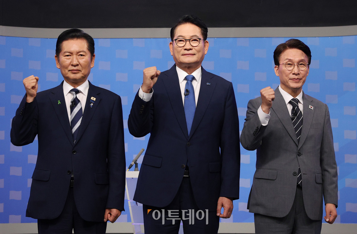 ▲정청래(왼쪽부터), 송영길, 김민석 더불어민주당 대표 후보가 12일 서울 양천구 SBS에서 열린 TV토론회 시작 전 포즈를 취하고 있다. 국회사진기자단