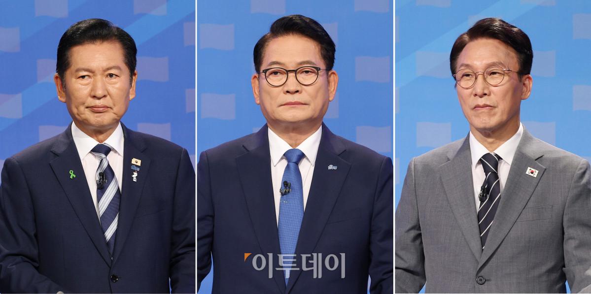 ▲정청래(왼쪽부터), 송영길, 김민석 더불어민주당 대표 후보가 12일 서울 양천구 SBS에서 열린 TV토론회 시작 전 토론 준비를 하고 있다. 국회사진기자단