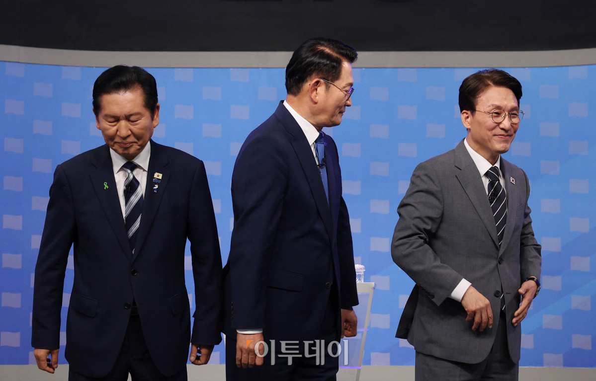 ▲정청래(왼쪽부터), 송영길, 김민석 더불어민주당 대표 후보가 12일 서울 양천구 SBS에서 열린 TV토론회 시작 전 기념촬영을 마치고 자리로 향하고 있다. 국회사진기자단