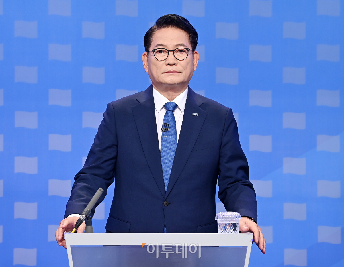▲송영길 더불어민주당 대표 후보가 12일 서울 양천구 SBS에서 열린 TV토론회에서 토론 준비를 하고 있다. 국회사진기자단