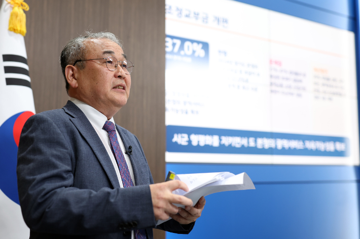 ▲조임곤 경기도 재정혁신TF 공동위원장이 12일 경기도청 브리핑룸에서 경기도 본청의 조정교부금 부담률이 37.0%로 전국 최고 수준이라는 분석 결과를 설명하고 있다. TF는 이날 정부·국회에 제안할 10대 우선과제를 발표했다. (경기도)