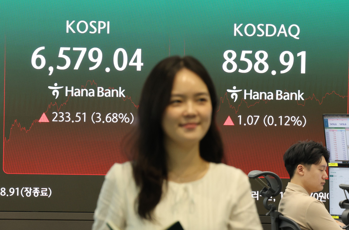 ▲12일 서울 중구 하나은행 딜링룸 전광판에 코스피, 코스닥 지수가 표시돼 있다. (사진= 연합뉴스)