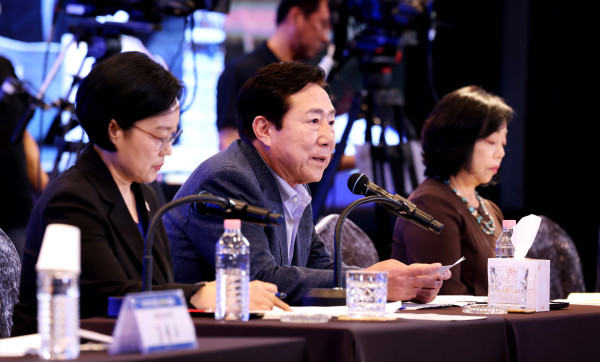 ▲김기문 중소기업중앙회장이 12일 서울 여의도 중소기업중앙회에서 열린 '중소·벤처·스타트업 규제혁신 대토론회'에서 모두발언을 하고 있다. (사진제공=중소기업중앙회)