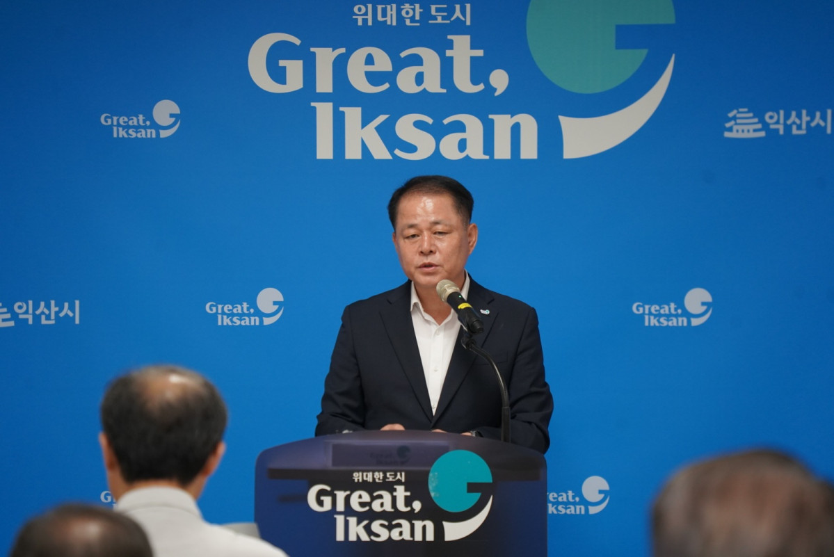 ▲배석희 익산시 문화교육국장이 12일 익산시청 브리핑룸에서 문화도시 지정 5주년 주요 성과를 설명하고 있다. (사진제공=익산시)