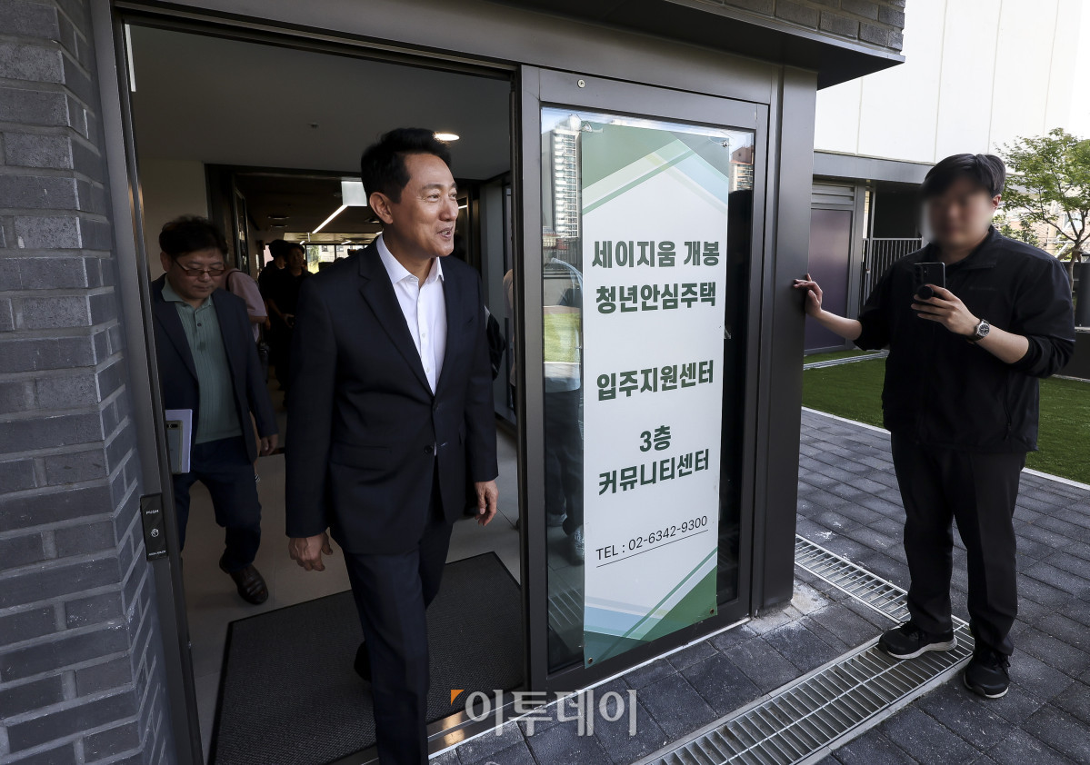 ▲오세훈 서울시장이 12일 서울 구로구 개봉동 청년안심주택 '개봉 세이지움'을 찾아 시설을 둘러보고 있다.