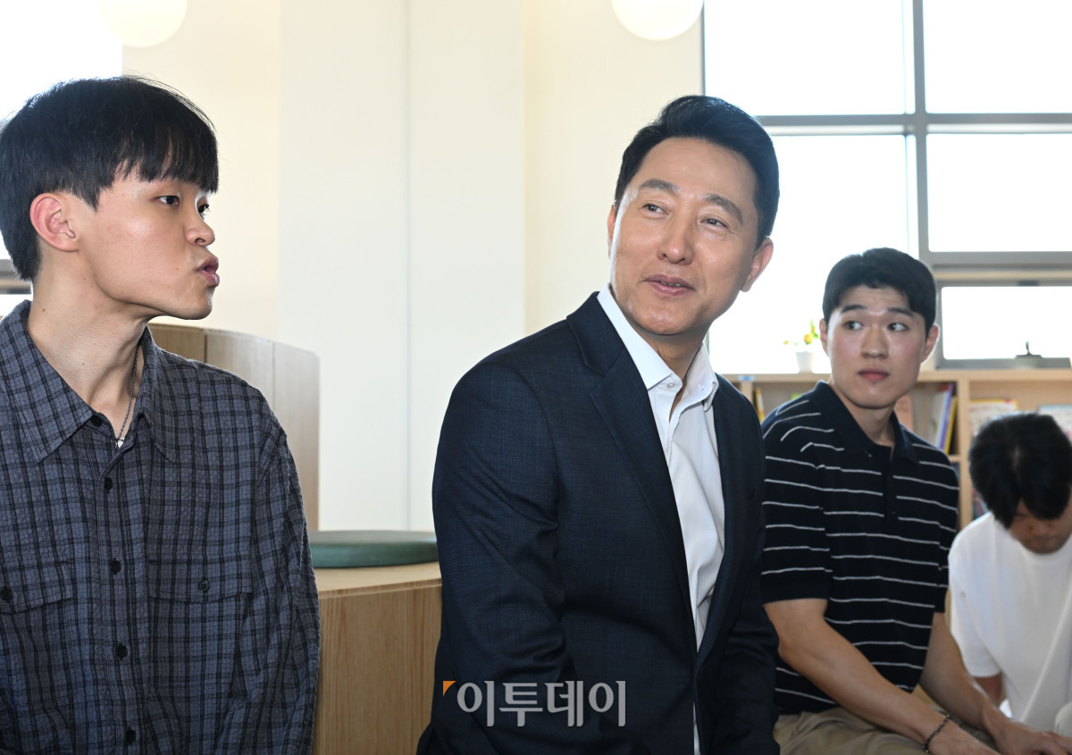 ▲오세훈 서울시장이 12일 서울 구로구 개봉역 인근에 위치한 청년안심주택을 방문해 입주 청년들과 간담회를 하고 있다. 고성준 기자 joonko1@