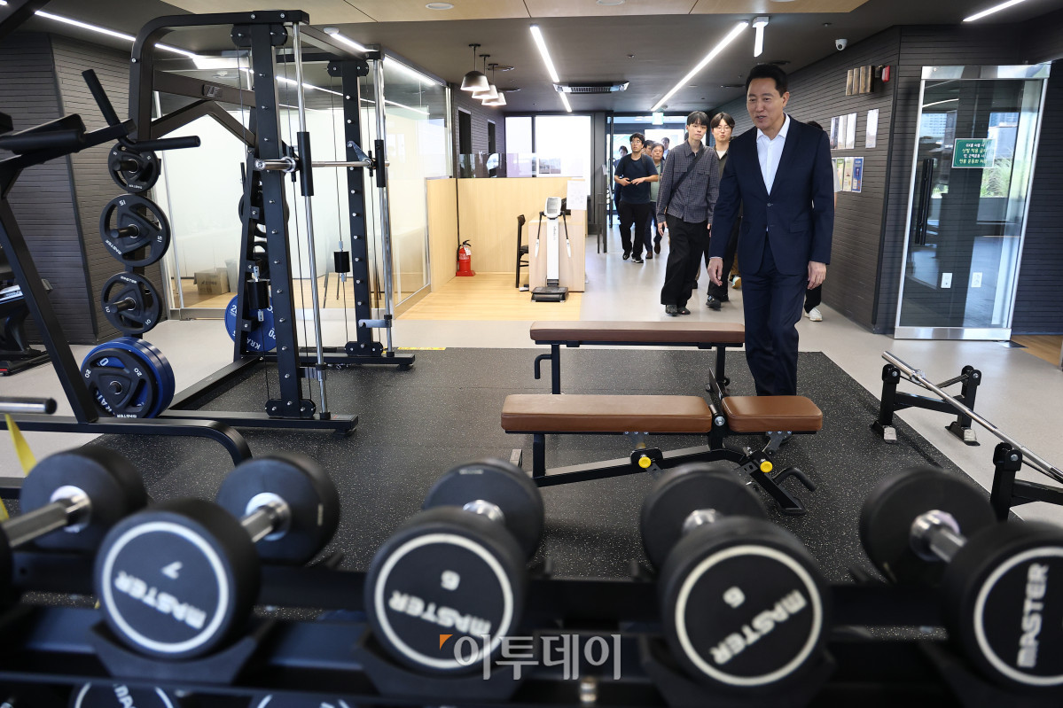 ▲오세훈 서울시장이 12일 서울 구로구 개봉 세이지움 청년안심주택을 둘러보고 있다.고성준 기자 joonko1@