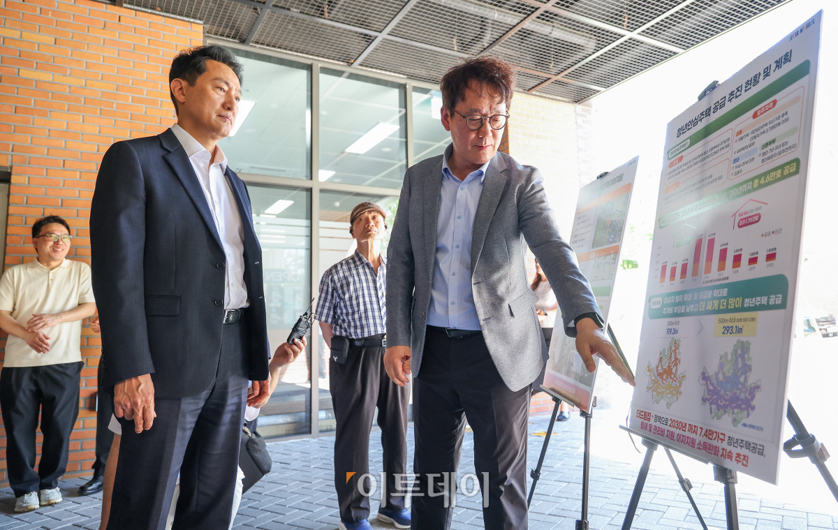 ▲오세훈 서울시장이 12일 서울 구로구 개봉동 청년안심주택 '개봉 세이지움'을 찾아 주택정책관으로부터 브리핑을 받고 있다.고성준 기자 joonko1@