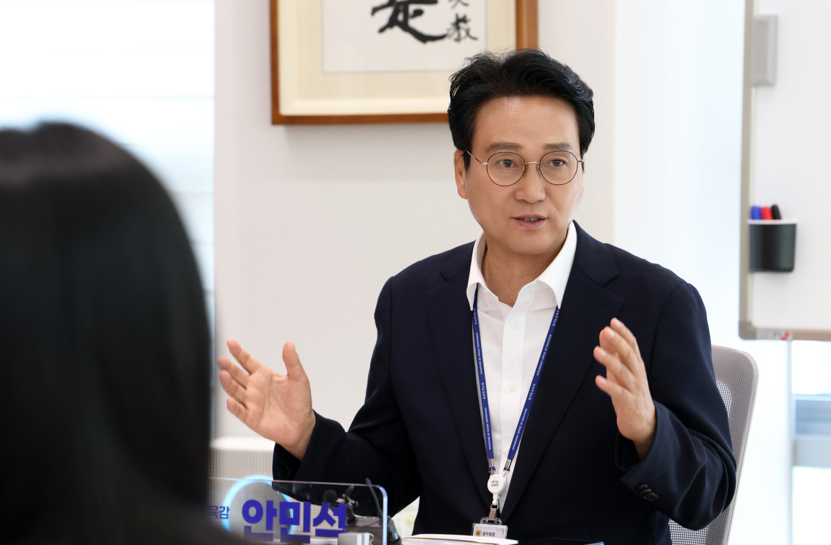 ▲안민석 경기도교육감이 'RAS 경기 문예체 교육' 추진 방향에 대해 설명하고 있다. 경기도교육청은 안 교육감의 제4호 결재로 2026학년도 2학기부터 도내 학교에서 독서·예술·스포츠를 연계한 RAS 교육을 본격 운영한다. (경기도교육청)