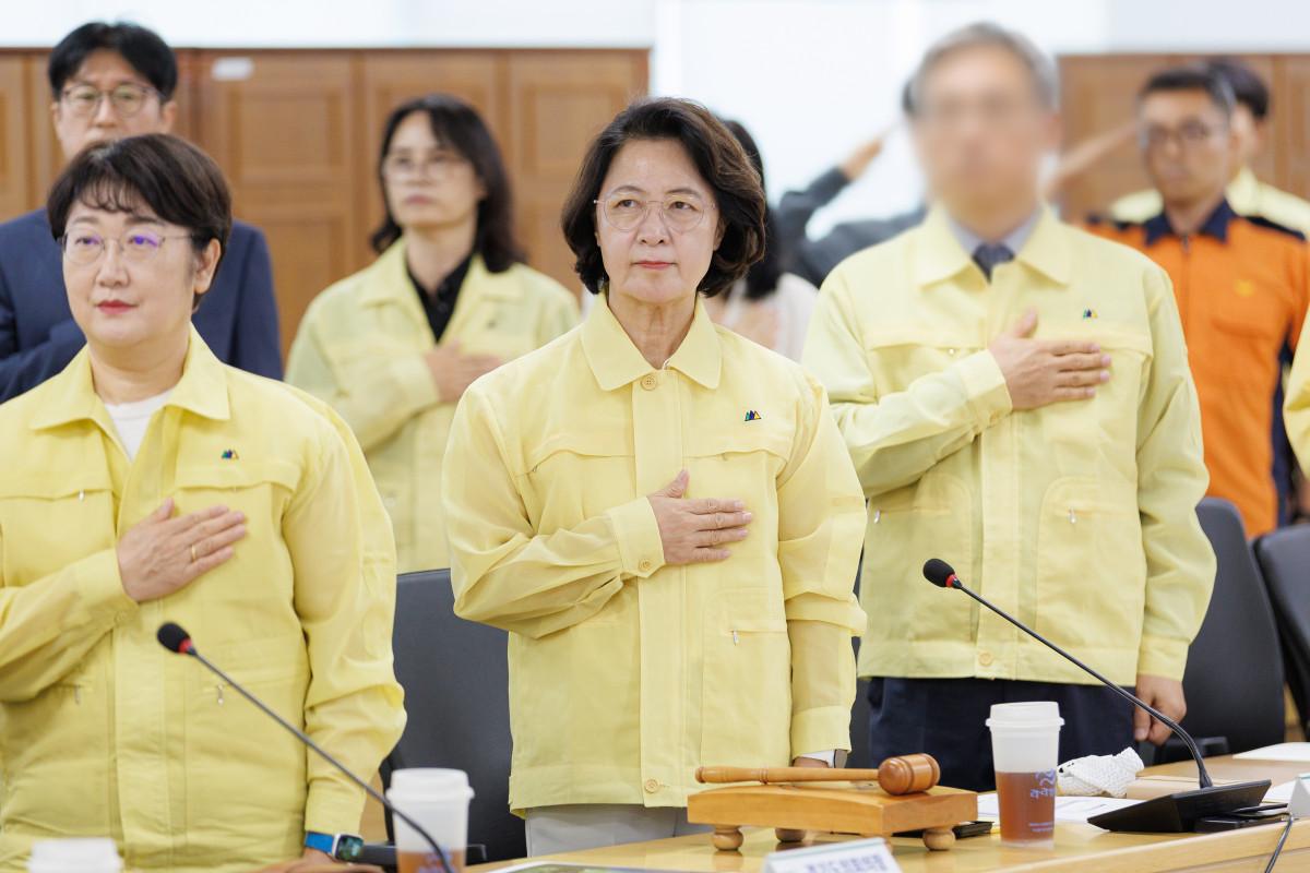 ▲추미애 경기도지사가 12일 경기도청 광교청사 율곡홀에서 열린 2026년 통합방위협의회에서 국민의례를 하고 있다. 이날 회의는 18일 시작되는 을지연습을 앞두고 경기도 통합방위태세를 점검하는 실전연습으로 진행됐다. (경기도)