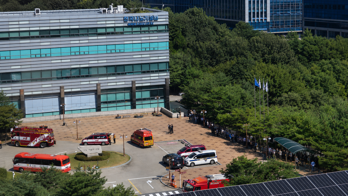 ▲12일 오전 수원시 영통구 한국나노기술원에서 염소가스 누출 신고가 접수돼 소방 당국이 출동해 있다. 건물 안에 있던 200여 명이 대피했으나 누출 정황은 확인되지 않았으며, 경찰은 오전 11시 30분경 통행을 재개했다. (김재학 기자)
