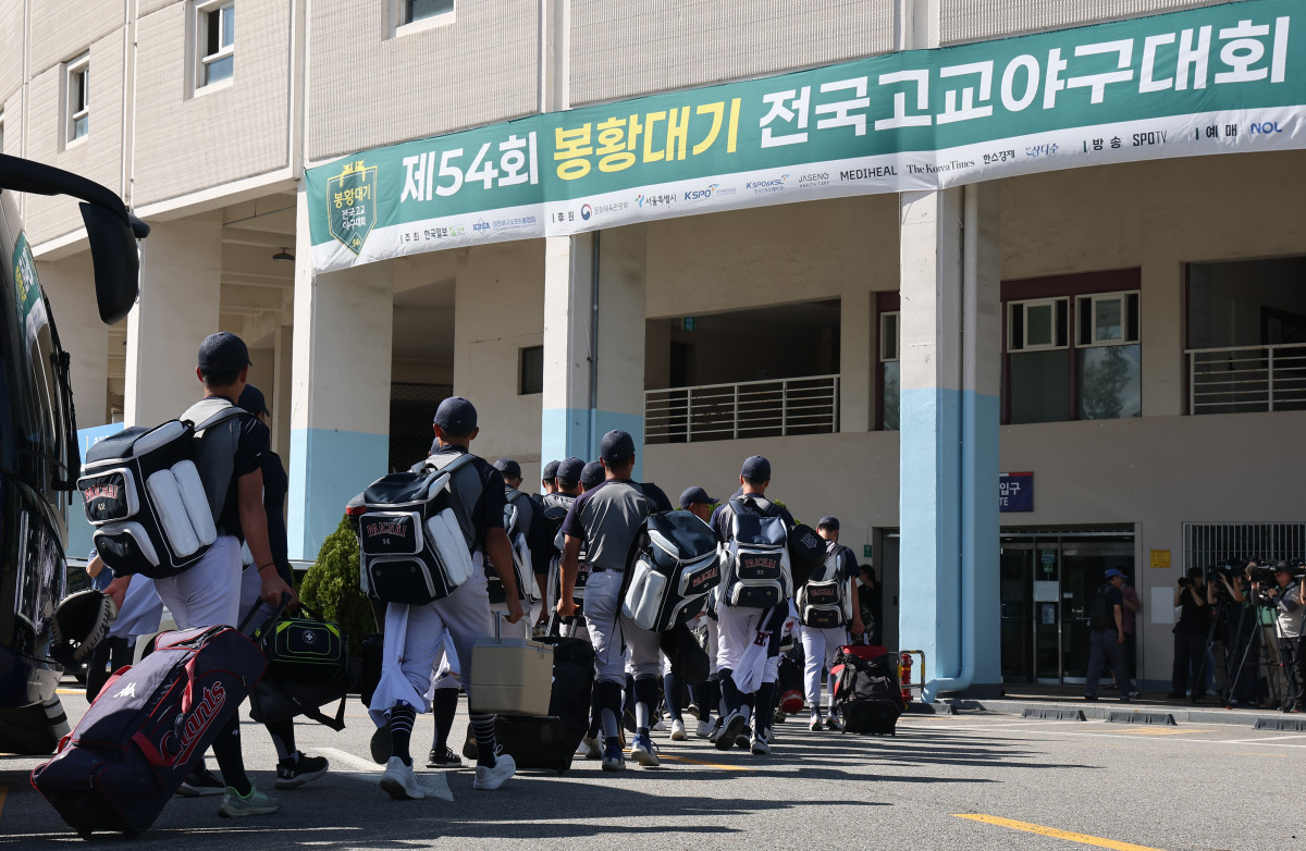 ▲배재고등학교 야구부 선수들이 12일 목동야구장에서 열린 54회 봉황대기 전국고교야구대회 인천고와의 1회전 경기를 위해 경기장으로 향하고 있다. (연합뉴스)