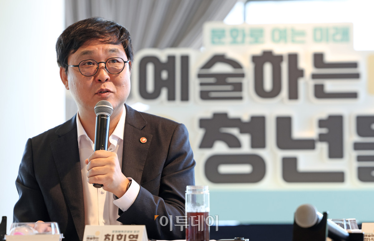 ▲최휘영 문화체육관광부 장관이 12일 서울 종로구 아트코리아랩에서 청년 문화예술인들을 만나 의견을 나누고 있다. (사진제공=문체부)