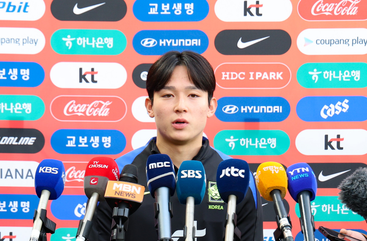 ▲지난해 11월 11일 양민혁이 충남 천안시 서북구 대한민국 축구종합센터에서 오픈 트레이닝을 앞두고 인터뷰를 하고 있다. (뉴시스)