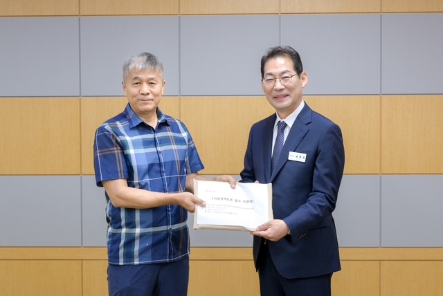 ▲손훈모 순천시장(사진 오른쪽)이 정책토론 청구서를 접수 받고 기념촬영을 하고 있다. (순천시)