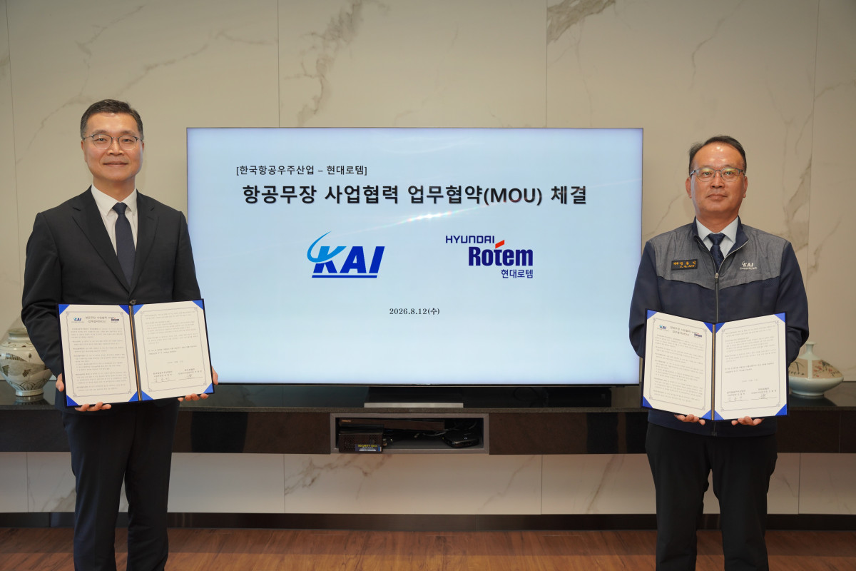 ▲지난 12일 경남 사천 KAI 본사에 진행된‘항공무장 사업협력 업무협약(MOU)’체결식에서 조형준(왼쪽) 현대로템 AD&RH사업본부장과 김용민 KAI사업부문장이 기념 촬영을 하고 있다. (사진제공=현대로템)