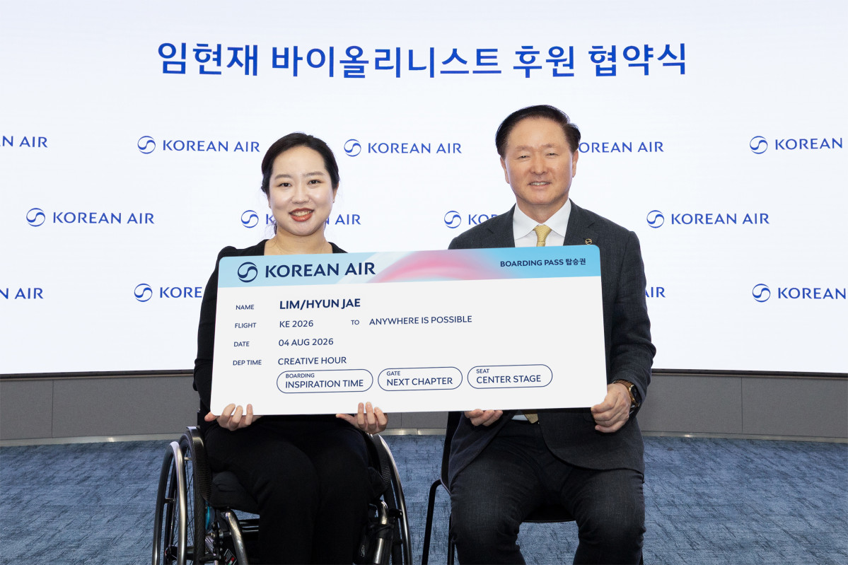 ▲우기홍 대한항공 부회장(오른쪽)과 임현재 바이올리니스트가 모형 항공권을 들고 기념사진을 촬영하는 모습. (사진=대한항공)
