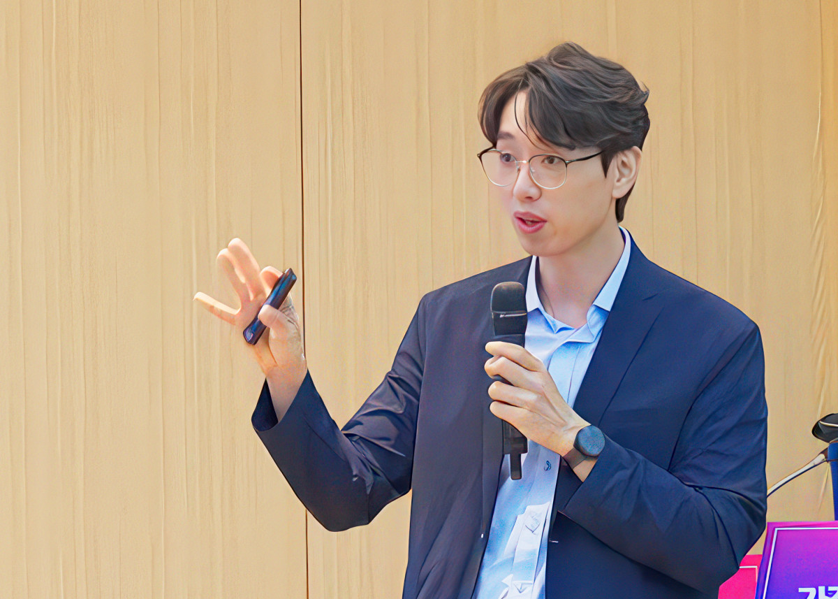 ▲박설영 이너리드 대표가 교육 현장에서 생성형 AI 활용 방법을 설명하고 있다. (박설영 이너리드 대표)