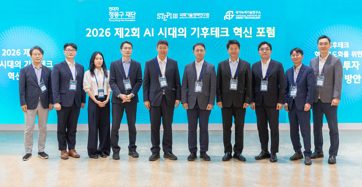 ▲왼쪽부터 박환일 과학기술정책연구원 선임연구위원, 박용진 KIS자산평가 상무, 심채윤 한국투자증권 과장, 이제석 녹색기후기금(GCF) Specialist, 곽상훈 한동대학교 교수, 윤지웅 과학기술정책연구원 원장, 지광철 재정경제부 초혁신경제추진단장, 지현석 소풍벤처스 파트너, 박철호 국가녹색기술연구소 본부장, 최재호 현대차 정몽구 재단 사무총장 (사진=현대차 정몽구 재단)