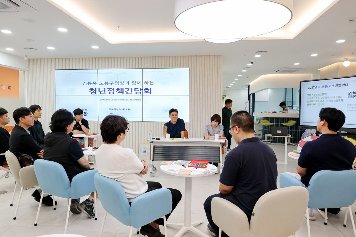 ▲김동욱 서울특별시 도봉구청장이 5일 도봉구 청년창업센터에서 열린 간담회에 참석한 청년들과 이야기를 나누고 있다. (사진 제공 = 서울 도봉구)