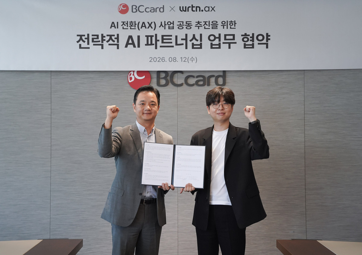 ▲﻿ BC카드가 12일 오후 서울 중구 소재 BC카드 사옥에서 AI 플랫폼 기업 뤼튼테크놀로지스와 함께 ‘공공·민간 기업 대상 AX 전환 사업 추진’ MOU를 진행했다. 오성수 BC카드 상무(왼쪽)과 김지섭 뤼튼 이사 (사진제공 = BC카드)