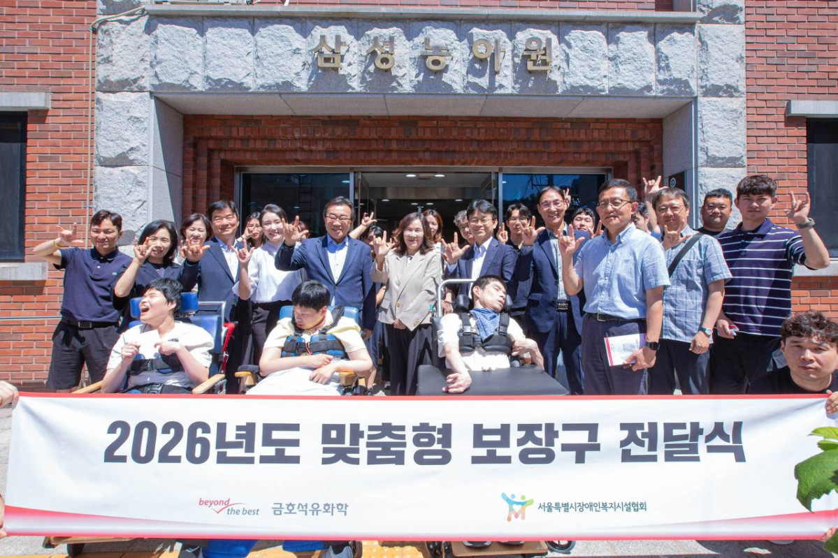 ▲금호석유화학 관계자들이 기념식에서 단체 사진을 촬영하고 있다. (사진제공=금호석유화학)