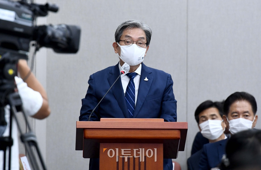 ▲노영민 대통령비서실장이 2020년 9월 2일 서울 여의도 국회에서 열린 운영위원회 전체회의에서 인사말을 하고 있다. 신태현 기자 holjjak@ (이투데이DB)